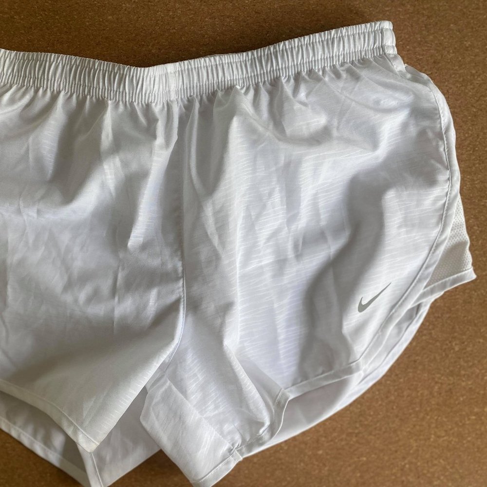 *NEW* NIKE Women White Shorts SMALL